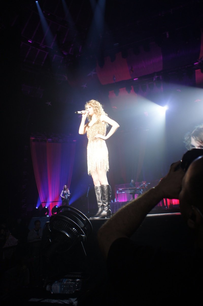 Taylor Swift — February 13 - Osaka, Japan — photo 57