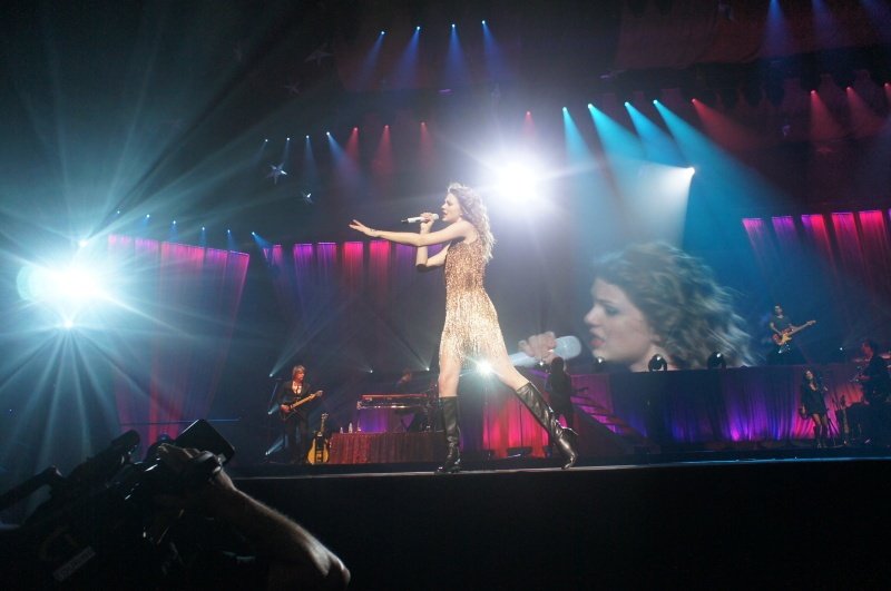 Taylor Swift — February 13 - Osaka, Japan — photo 58