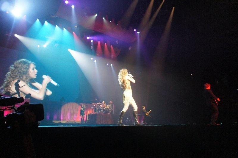 Taylor Swift — February 13 - Osaka, Japan — photo 59