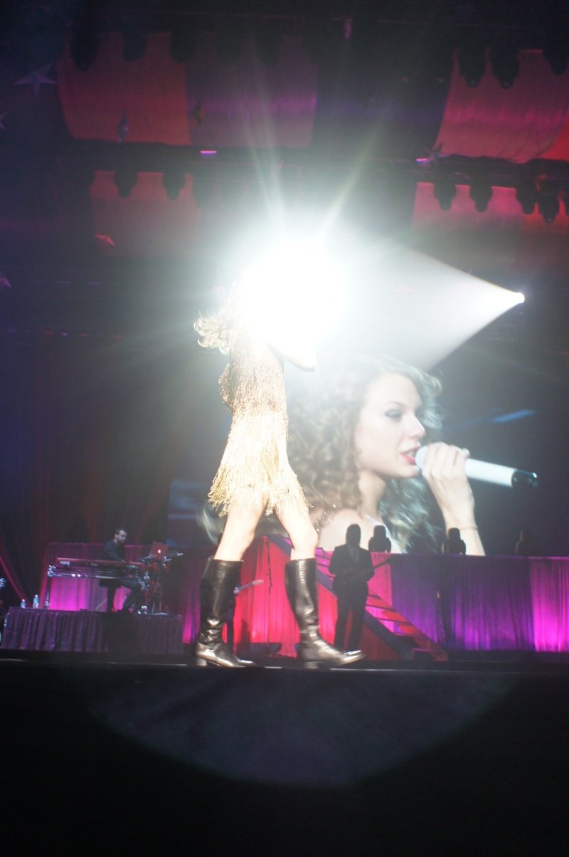 Taylor Swift — February 13 - Osaka, Japan — photo 60