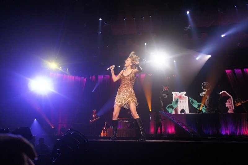 Taylor Swift — February 13 - Osaka, Japan — photo 61