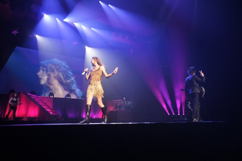 Taylor Swift — February 13 - Osaka, Japan — photo 63