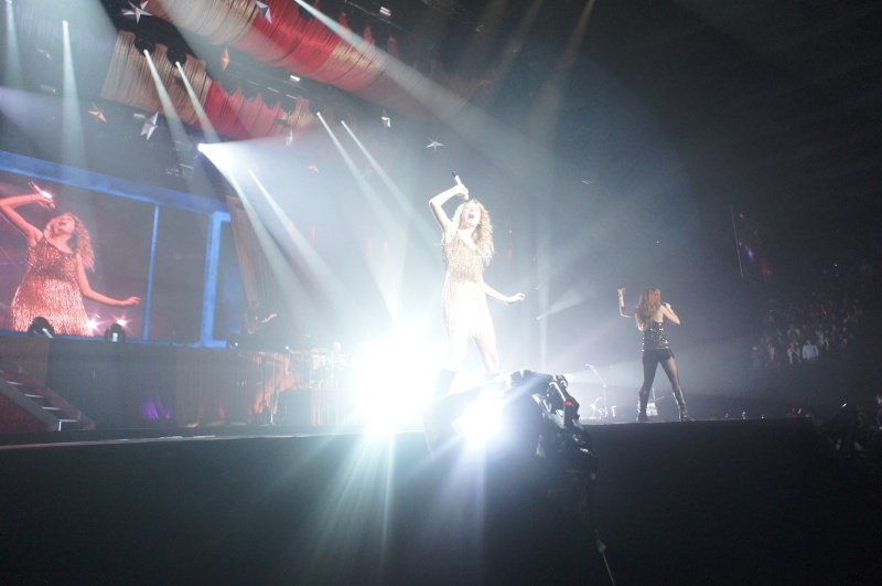 Taylor Swift — February 13 - Osaka, Japan — photo 68