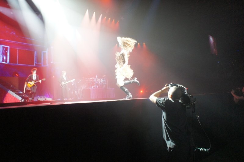 Taylor Swift — February 13 - Osaka, Japan — photo 70