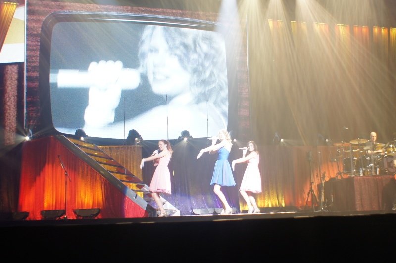 Taylor Swift — February 13 - Osaka, Japan — photo 72