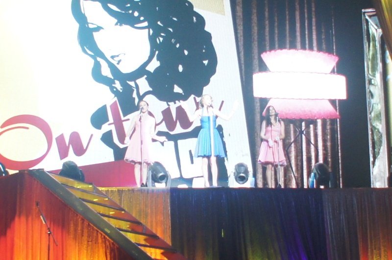 Taylor Swift — February 13 - Osaka, Japan — photo 73