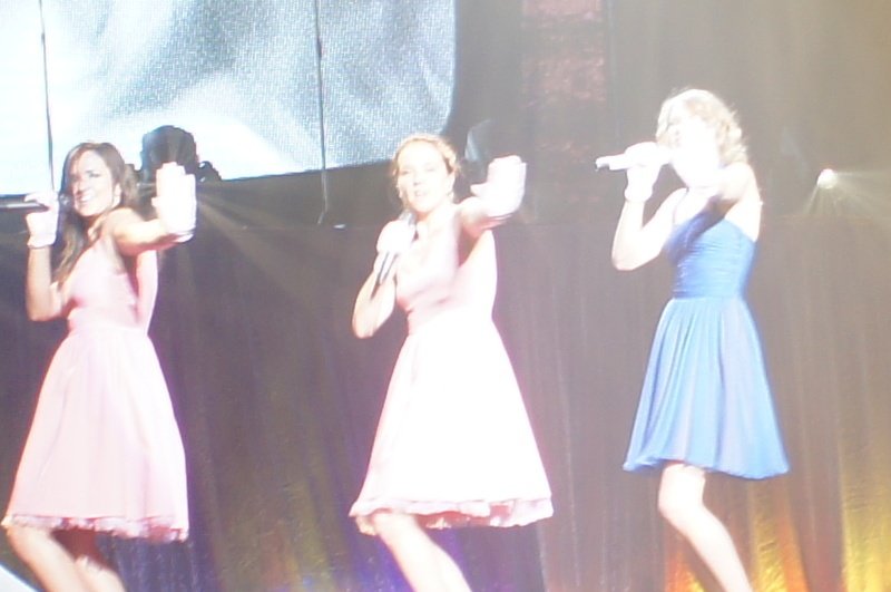Taylor Swift — February 13 - Osaka, Japan — photo 74