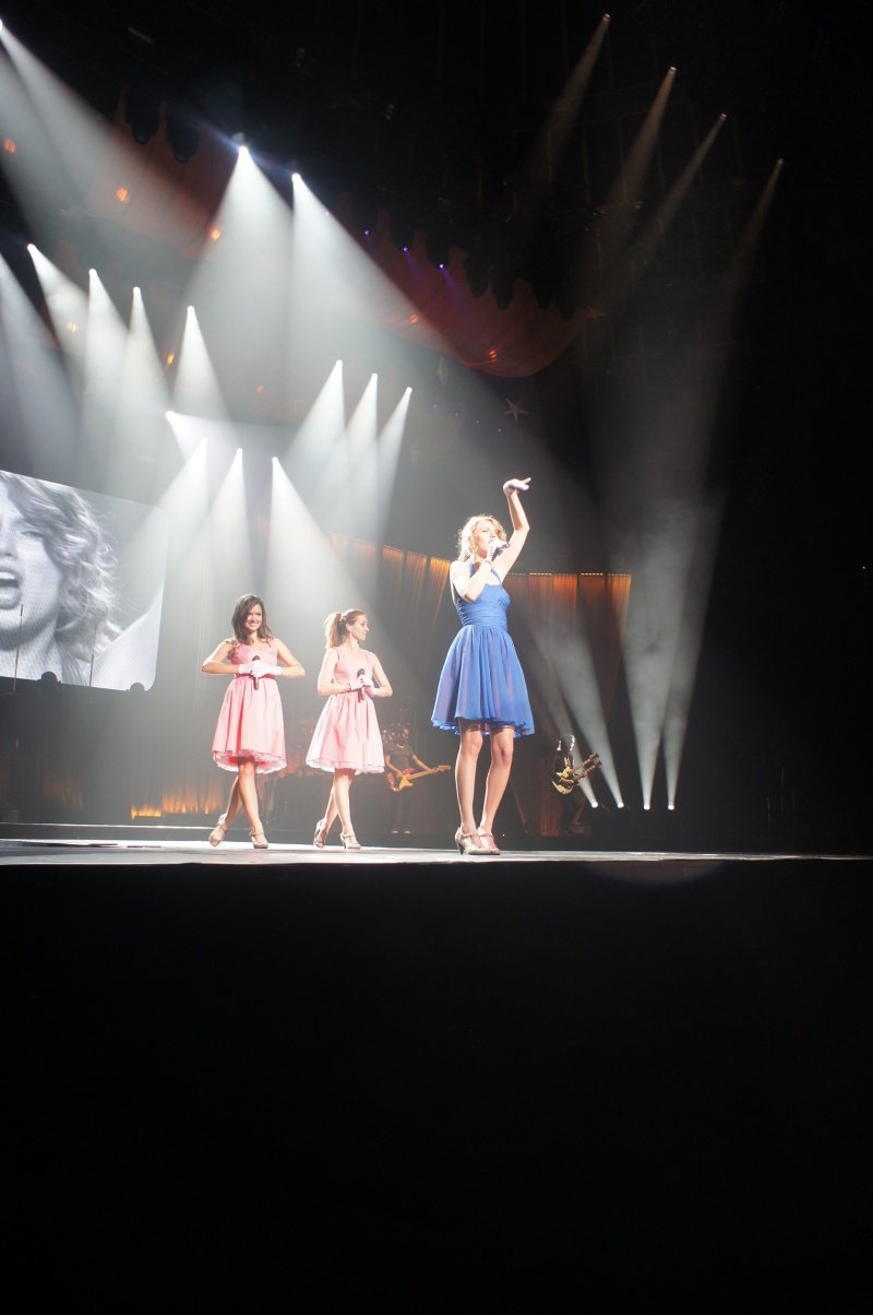 Taylor Swift — February 13 - Osaka, Japan — photo 76