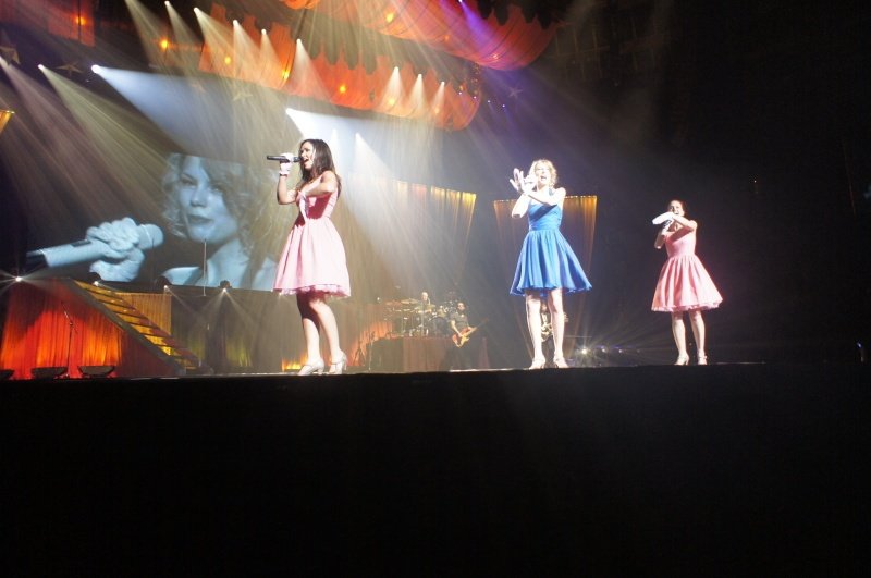Taylor Swift — February 13 - Osaka, Japan — photo 77