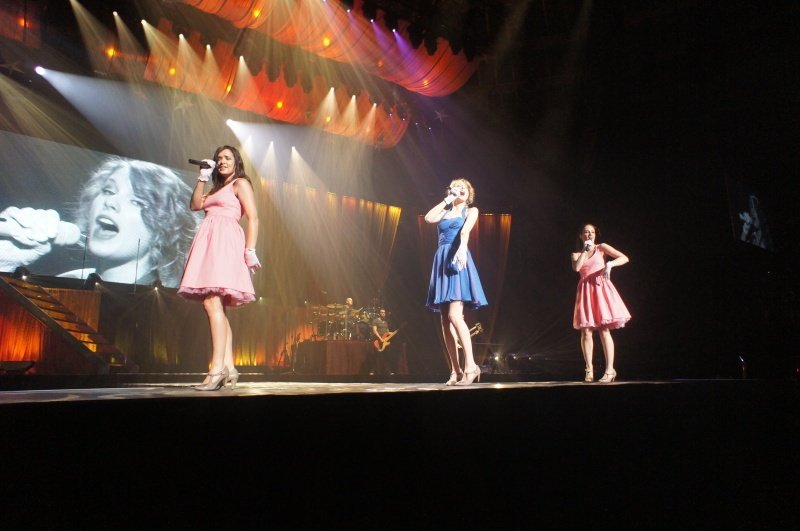 Taylor Swift — February 13 - Osaka, Japan — photo 78