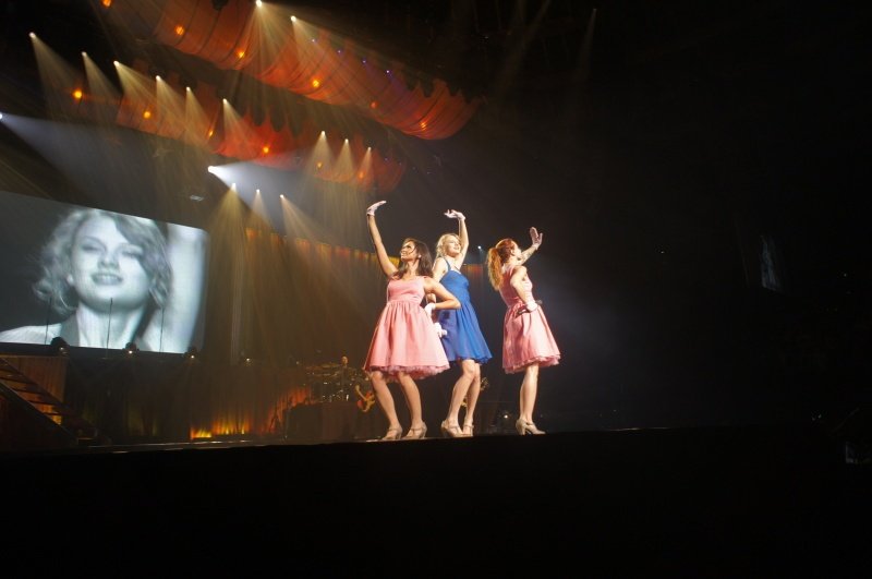 Taylor Swift — February 13 - Osaka, Japan — photo 79