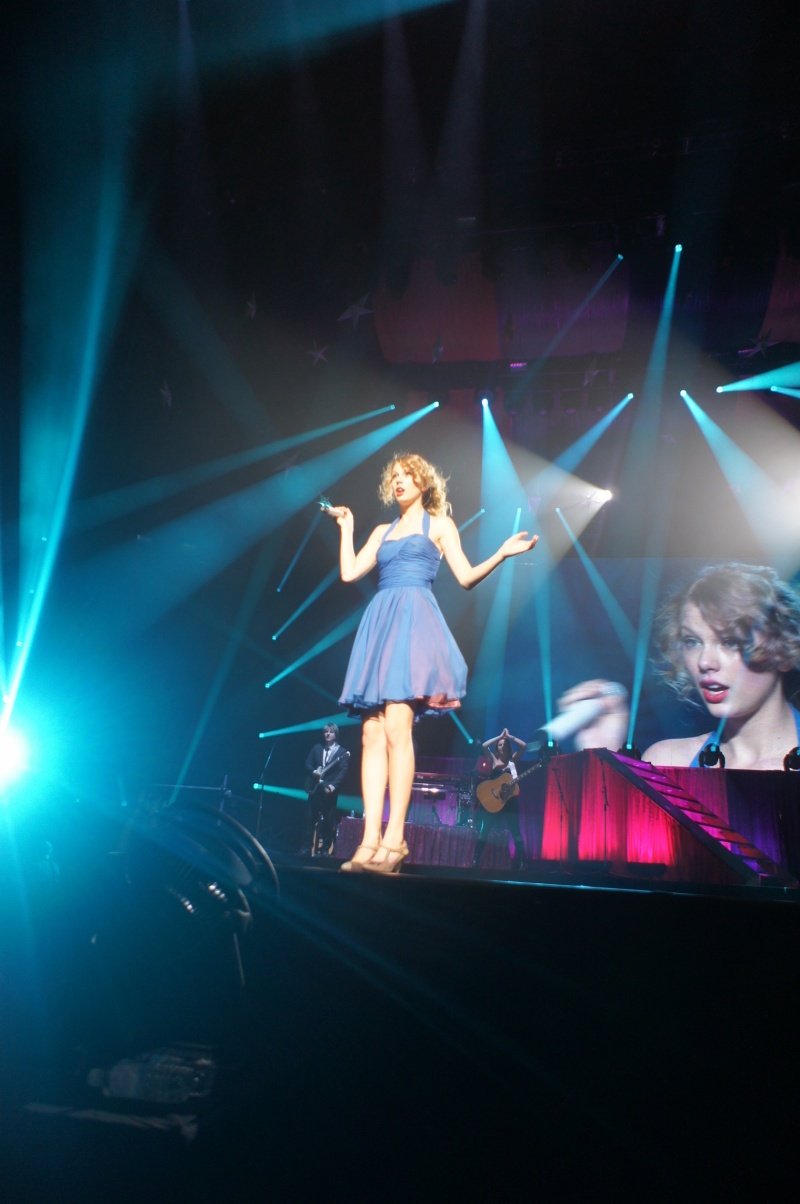 Taylor Swift — February 13 - Osaka, Japan — photo 83
