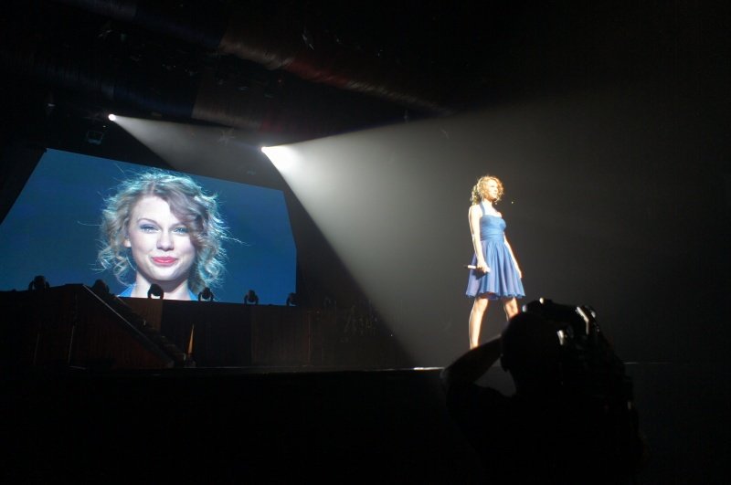 Taylor Swift — February 13 - Osaka, Japan — photo 84