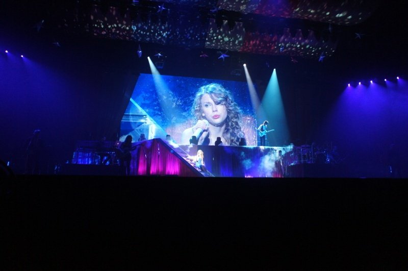 Taylor Swift — February 13 - Osaka, Japan — photo 86