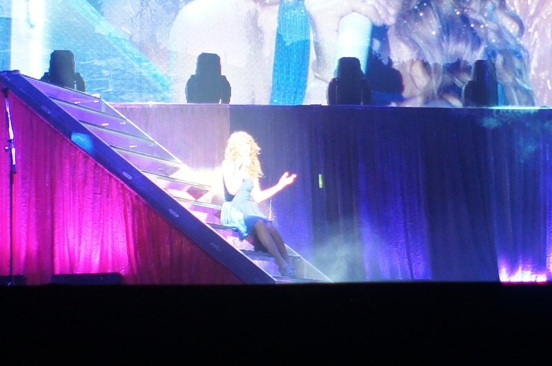 Taylor Swift — February 13 - Osaka, Japan — photo 87