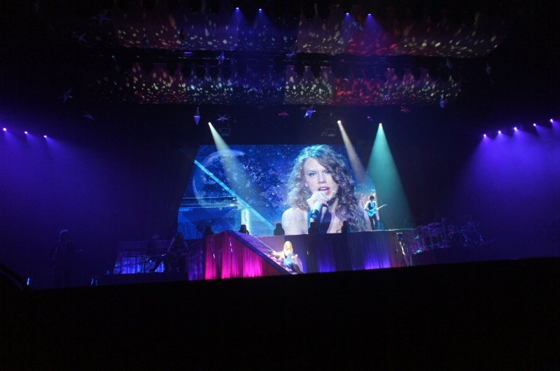 Taylor Swift — February 13 - Osaka, Japan — photo 88