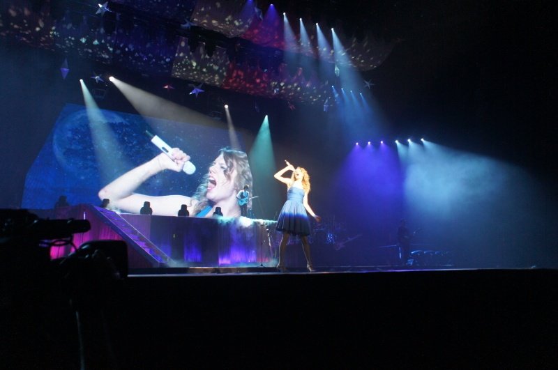Taylor Swift — February 13 - Osaka, Japan — photo 90