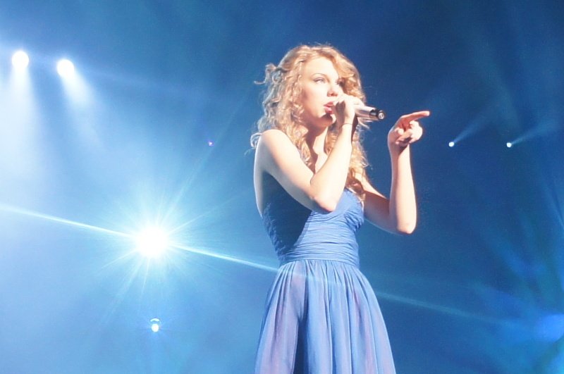 Taylor Swift — February 13 - Osaka, Japan — photo 96
