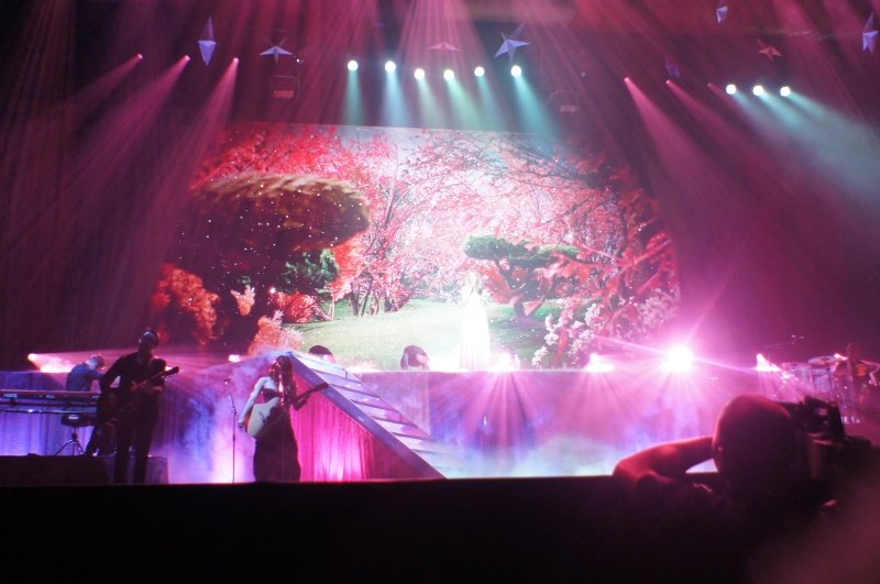 Taylor Swift — February 13 - Osaka, Japan — photo 98