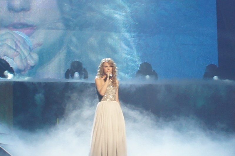 Taylor Swift — February 13 - Osaka, Japan — photo 100