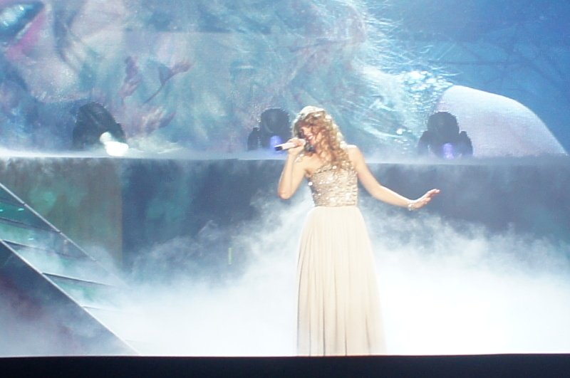Taylor Swift — February 13 - Osaka, Japan — photo 101