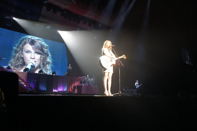 Taylor Swift — February 13 - Osaka, Japan — photo 112