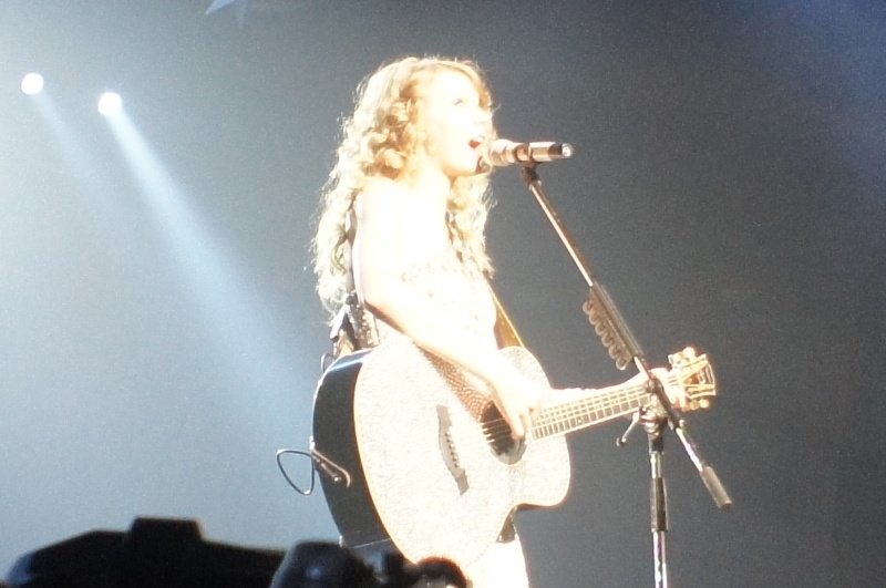 Taylor Swift — February 13 - Osaka, Japan — photo 114