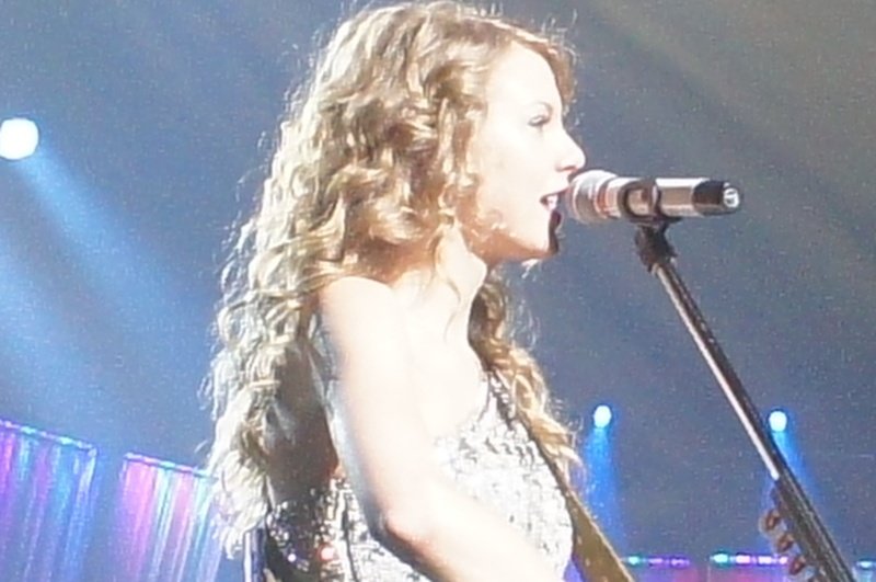 Taylor Swift — February 13 - Osaka, Japan — photo 117