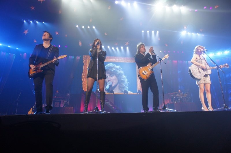 Taylor Swift — February 13 - Osaka, Japan — photo 121