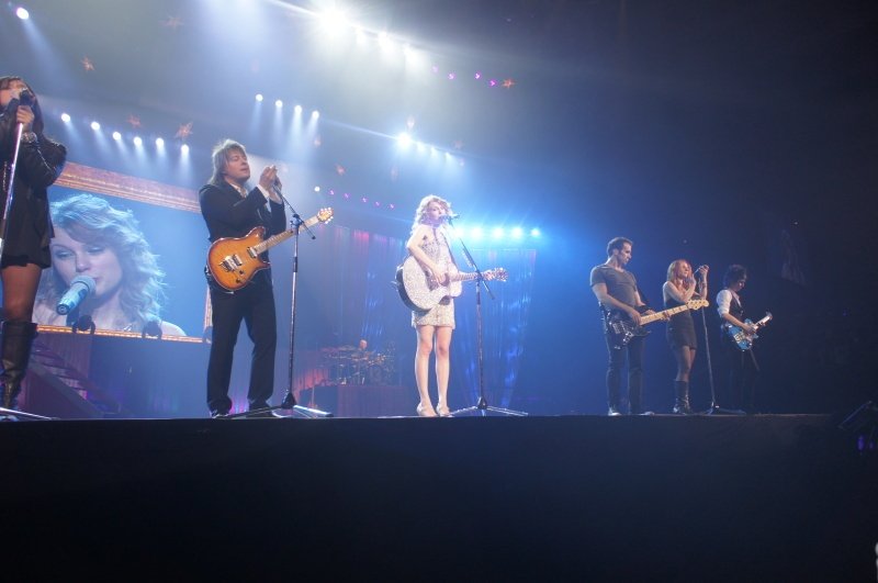 Taylor Swift — February 13 - Osaka, Japan — photo 122