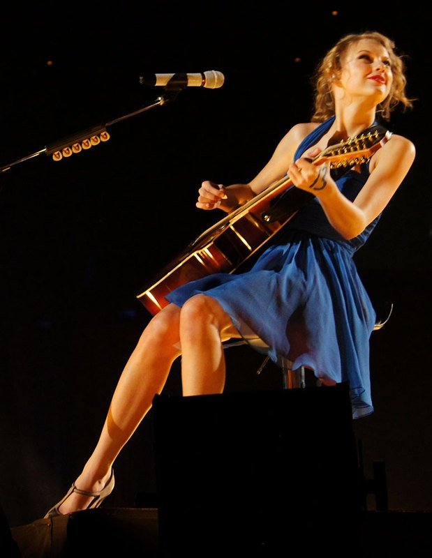 Taylor Swift — February 16 - Tokyo, Japan — photo 2
