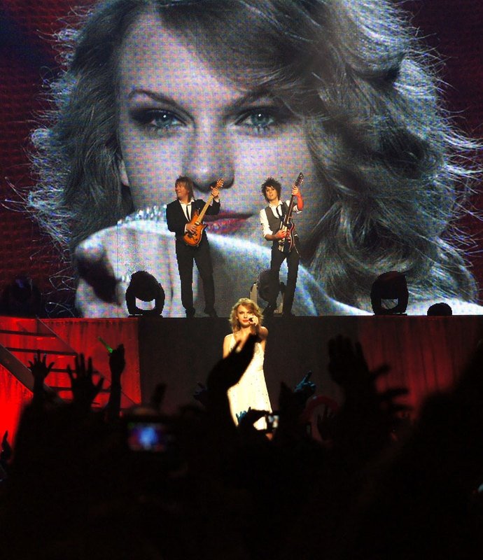 Taylor Swift — February 16 - Tokyo, Japan — photo 5
