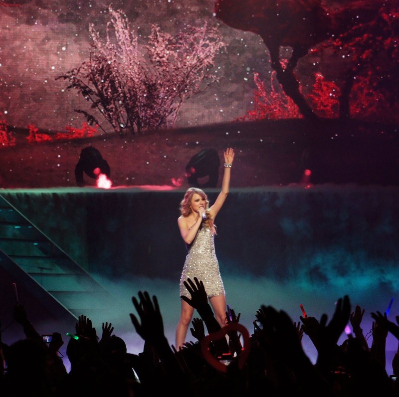 Taylor Swift — February 16 - Tokyo, Japan — photo 6
