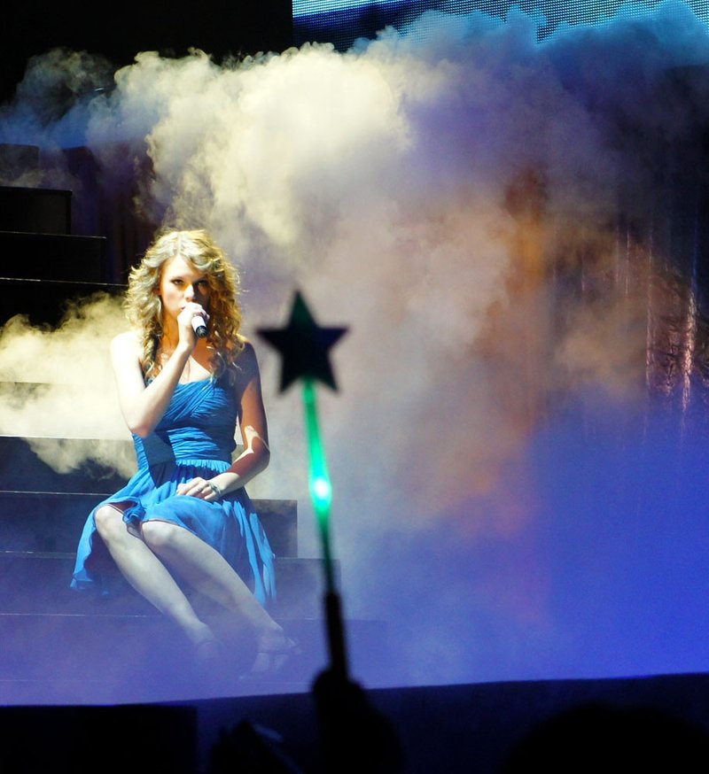 Taylor Swift — February 16 - Tokyo, Japan — photo 13