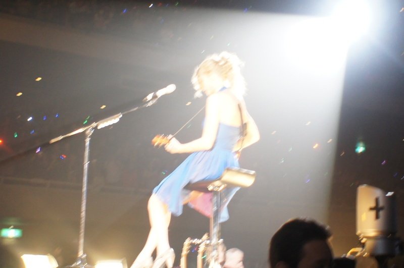 Taylor Swift — February 16 - Tokyo, Japan — photo 24