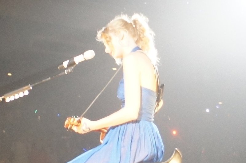 Taylor Swift — February 16 - Tokyo, Japan — photo 28