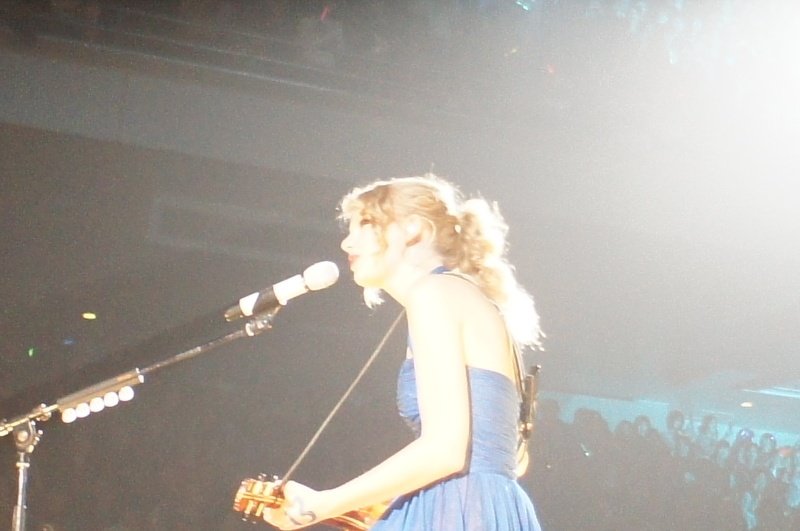 Taylor Swift — February 16 - Tokyo, Japan — photo 33