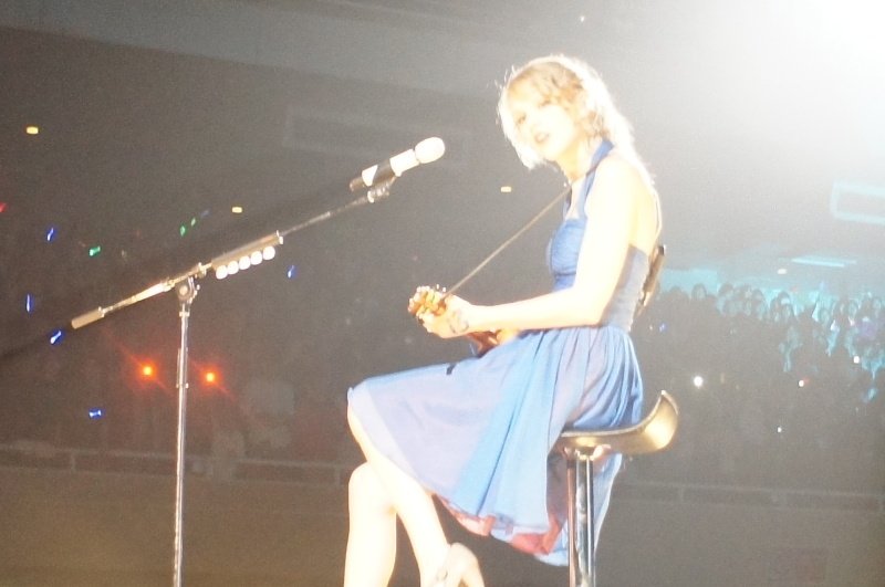 Taylor Swift — February 16 - Tokyo, Japan — photo 36