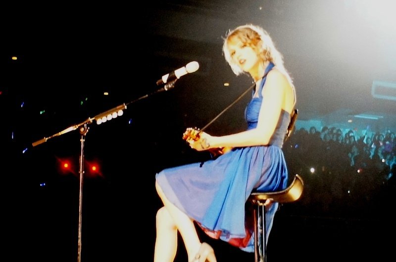 Taylor Swift — February 16 - Tokyo, Japan — photo 37
