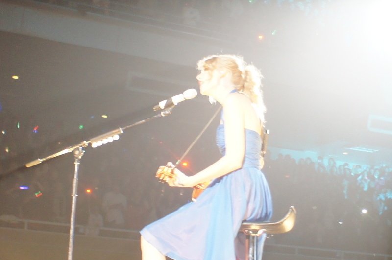 Taylor Swift — February 16 - Tokyo, Japan — photo 38