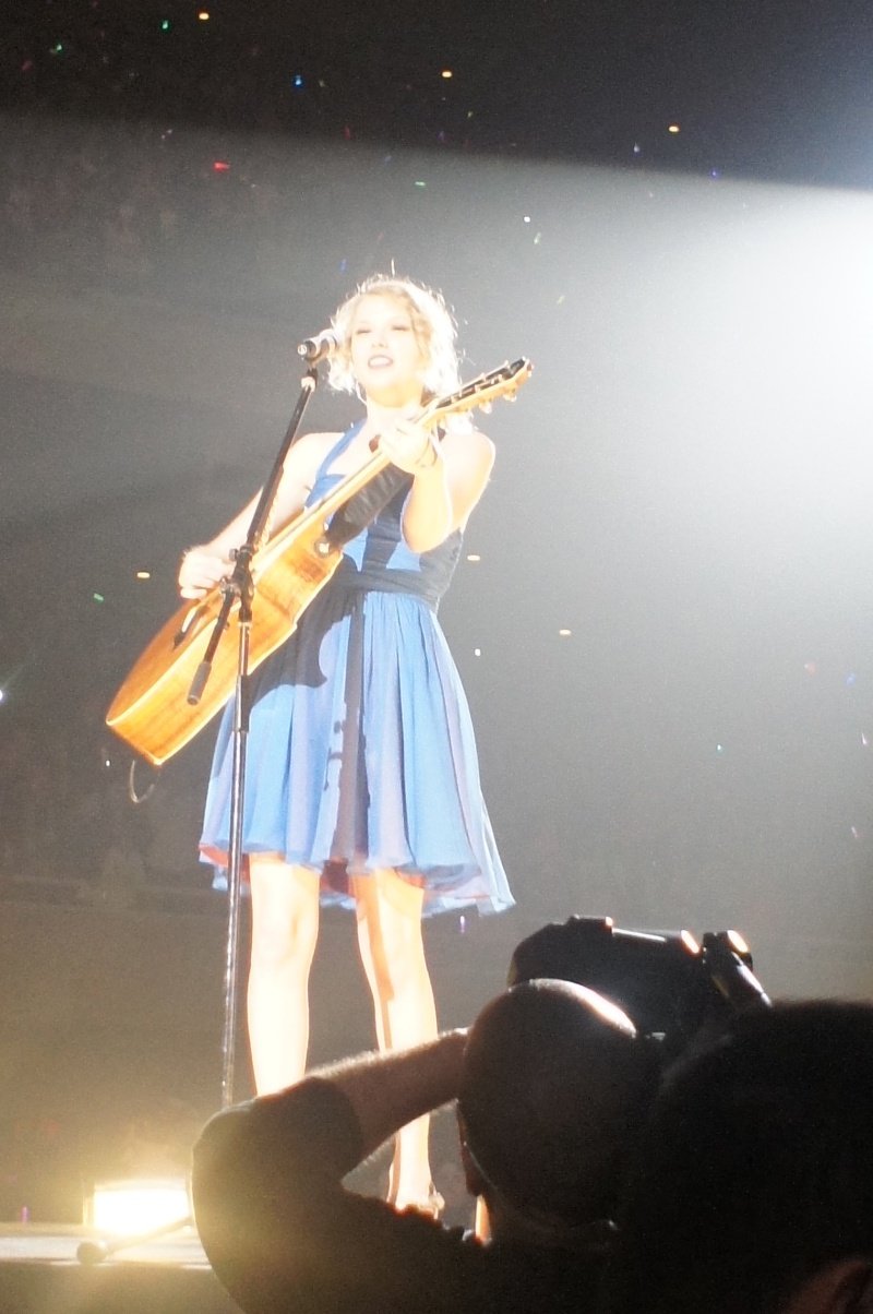 Taylor Swift — February 16 - Tokyo, Japan — photo 49