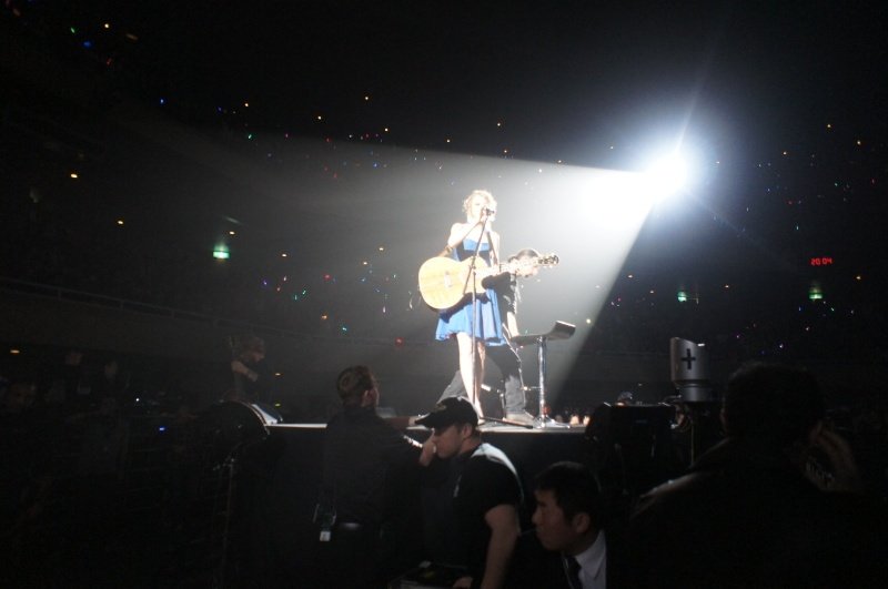 Taylor Swift — February 16 - Tokyo, Japan — photo 50
