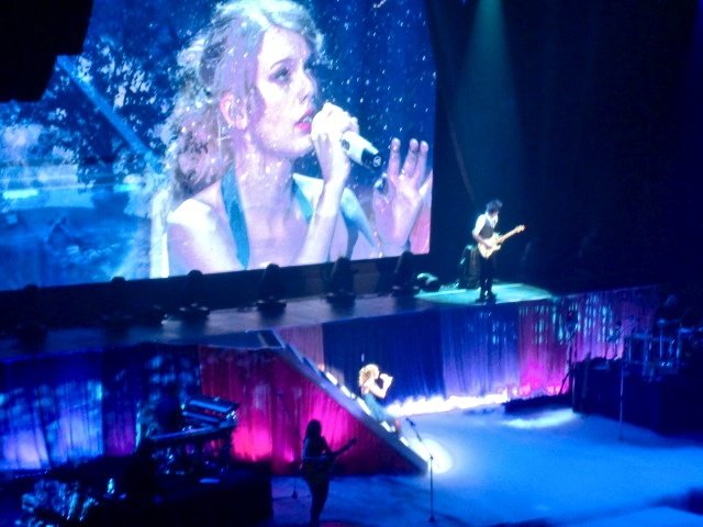 Taylor Swift — February 16 - Tokyo, Japan — photo 74