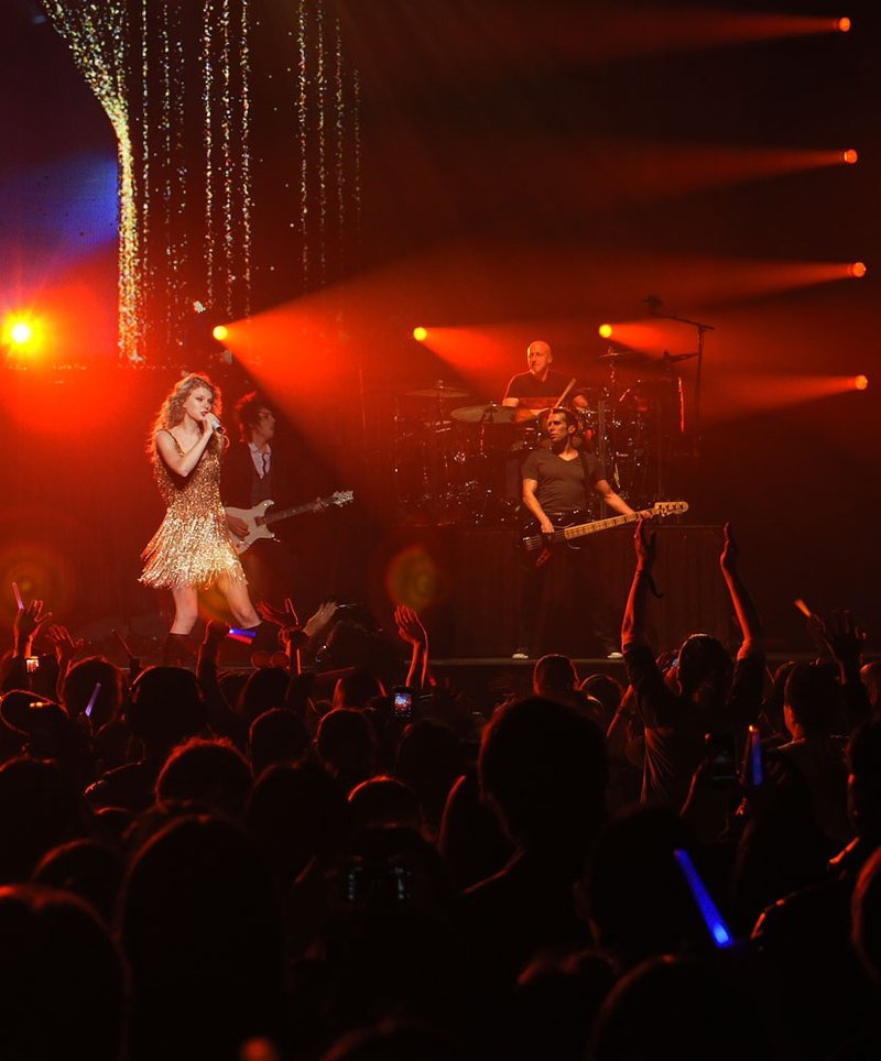 Taylor Swift — February 17 - Tokyo, Japan — photo 3