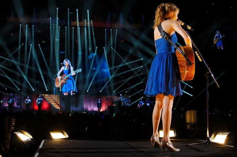 Taylor Swift — February 17 - Tokyo, Japan — photo 6