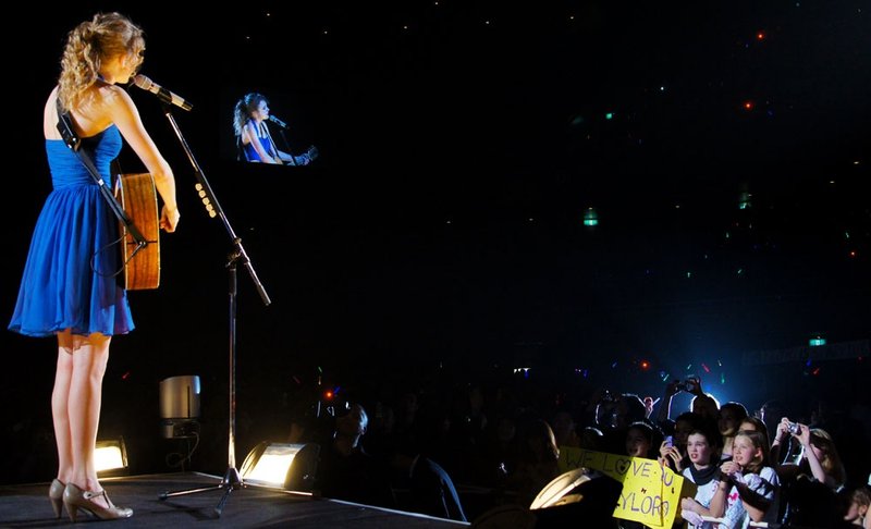 Taylor Swift — February 17 - Tokyo, Japan — photo 8