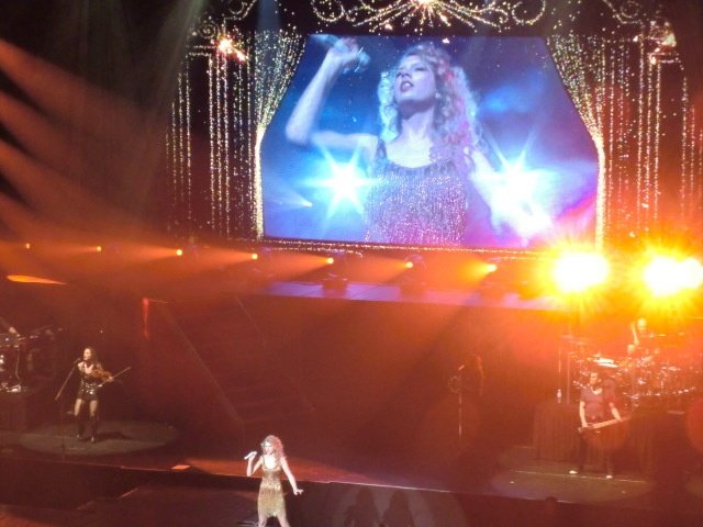 Taylor Swift — February 17 - Tokyo, Japan — photo 17