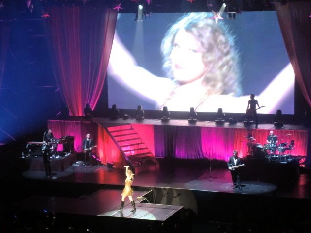 Taylor Swift — February 17 - Tokyo, Japan — photo 20
