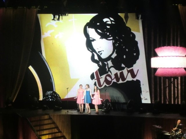 Taylor Swift — February 17 - Tokyo, Japan — photo 26