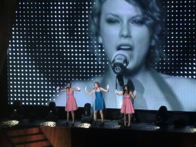 Taylor Swift — February 17 - Tokyo, Japan — photo 27